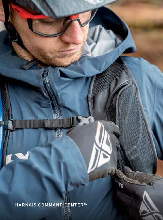 MULE Evo 12 bag: a harness pocket for the phone